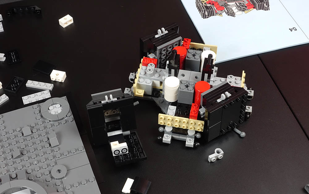 Foto des LEGO Sets «NASA Apollo 11 Lunar Lander», die Abstiegsstufe im Bau.