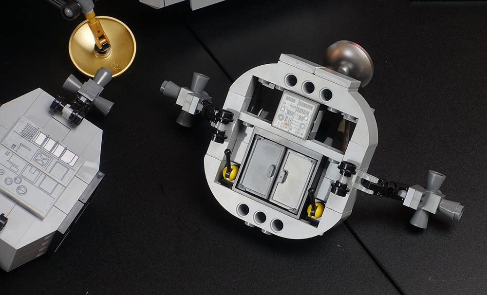 Foto vom Innern des Cockpits der Mondlandefähre des LEGO Sets «NASA Apollo 11 Lunar Lander».