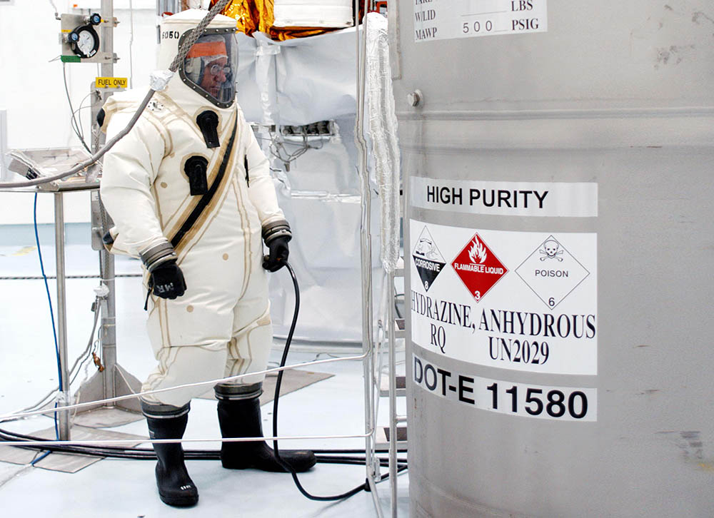 Techniker beim Betanken einer Raumsonde mit giftigem Hydrazin. Bild: NASA