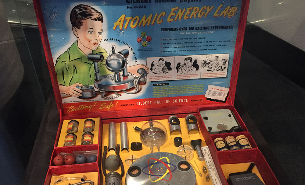Fotografie des berühmt-berüchtigten Gilbert U-238 «Atomic Energy Lab» Experimentierkastens, aufgenommen im Museum of Science and Industry, Chicago.