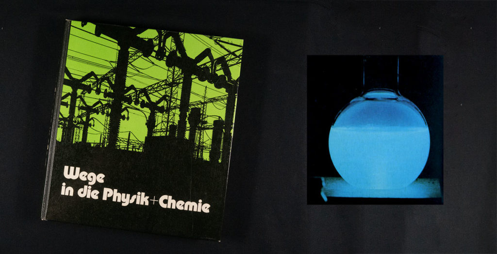 Abbildung des Buchs «Wege in die Physik+Chemie» von Klett+Balmer mit Foto von leuchtendem Luminol.