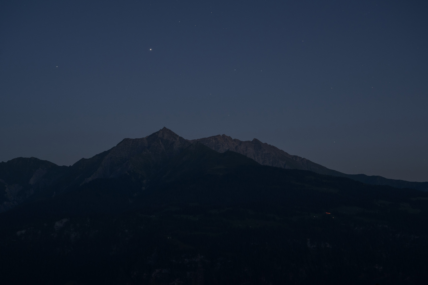 Fotografie des Nachthimmels in den Bergen. Aufnahmeort Falera in den Schweizer Alpen. Blick gegen Süden mit Jupiter und Saturn.