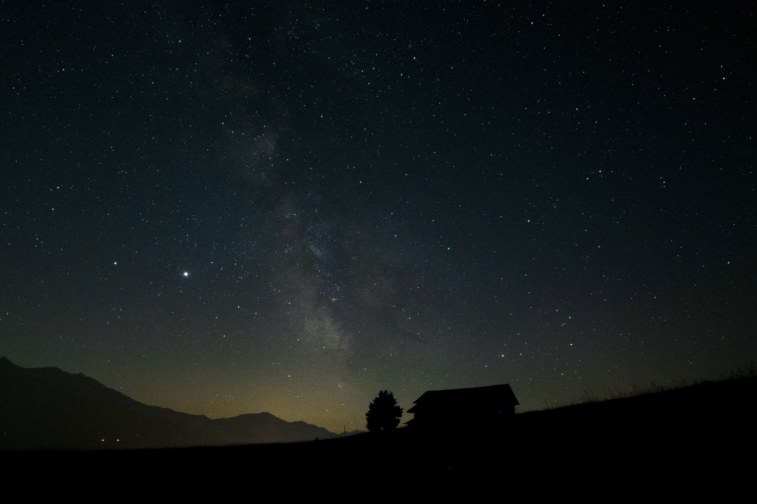 Fotografie des Nachthimmels in den Schweizer Bergen. Aufnahmeort Falera, Schweiz. Blick in das Zentrum der Milchstrasse.