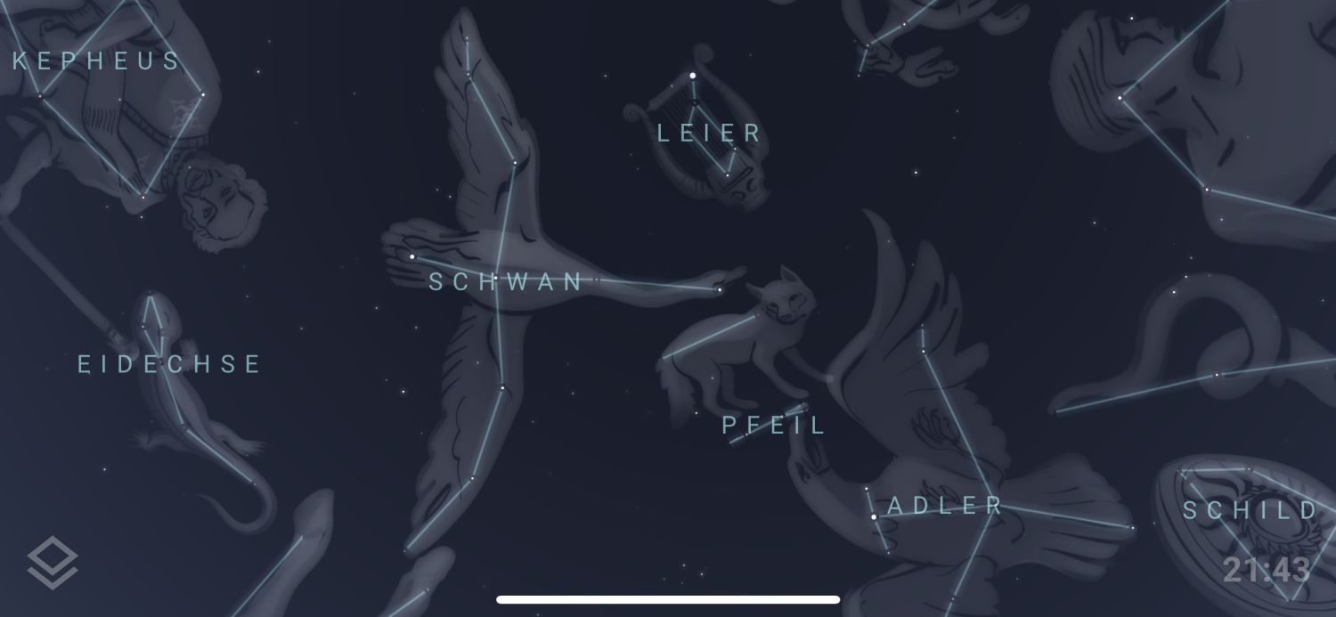 Darstellung des Nachthimmels mit Sternbild Schwan, Leier und Adler. Screenshot der Stellarium Plus App.