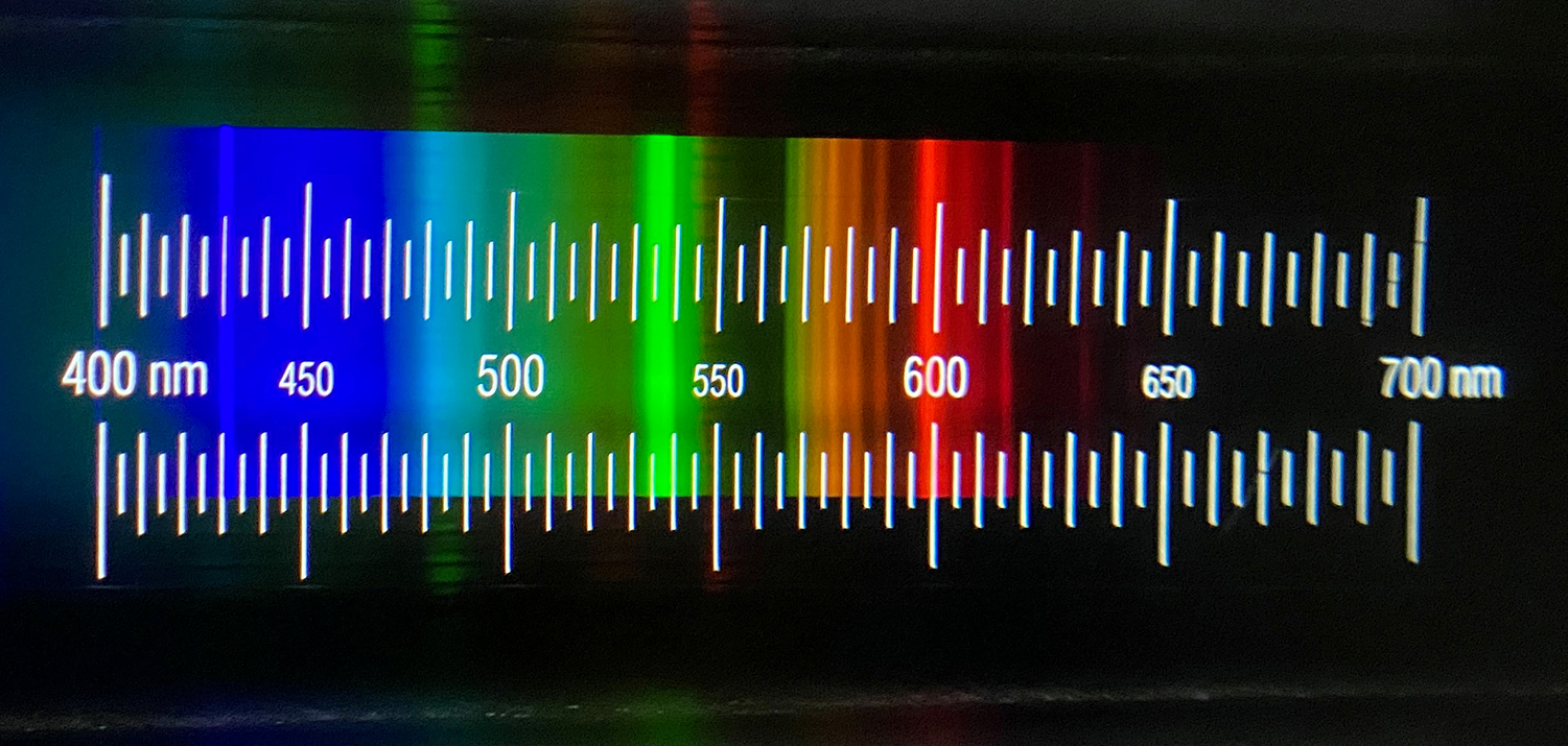 Fotografie der Skala des Handspektroskops von AstroMedia, Messung von weissem Licht einer FL Lampe.