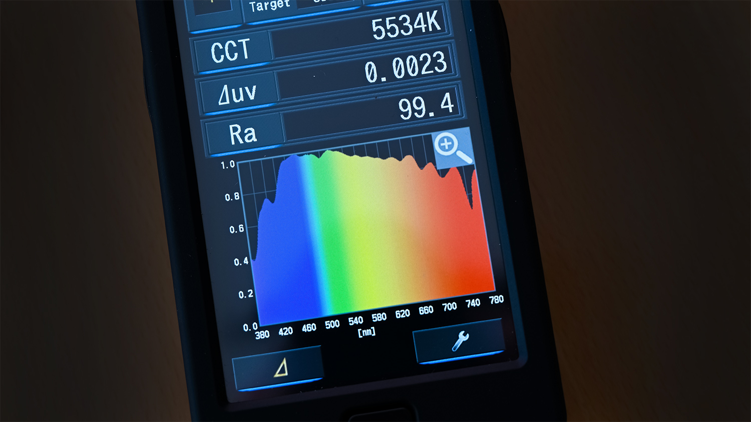 Darstellung des Spektrums und der Farbtemperatur (CCT) von Sonnenlicht auf dem Spektrometer Typ Sekonic C-800 Spectromaster. 