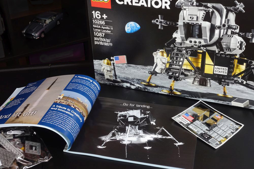 Foto des LEGO Sets «NASA Apollo 11 Lunar Lander», Schachtel mit Anleitung.